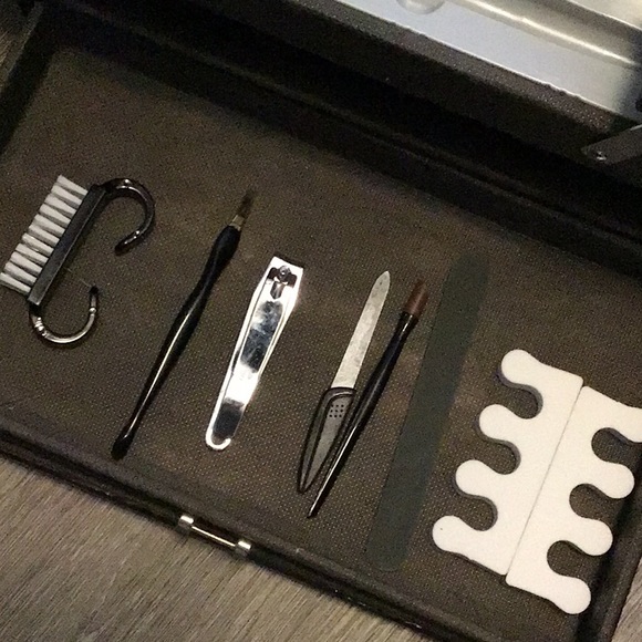 🍡🍡🍡Faux Leather make up train case with brushes (Make up is new but 3 yrsold) - Picture 2 of 5